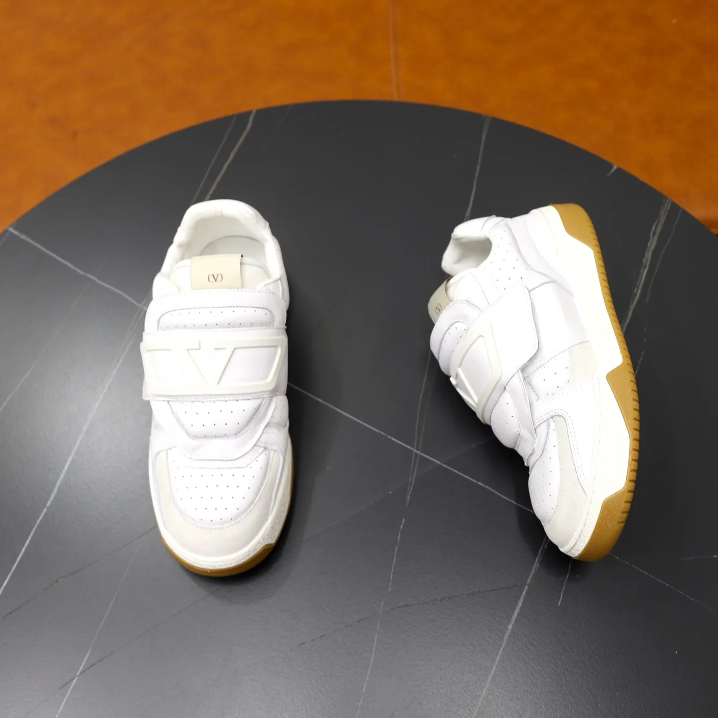Ex-factory price: 520💰VALENTINO/Valentino Men's latest low-top thick-soled sports shoes are shipped. Made with heavy industry, men's fine casual sports shoes, versatile style. Original leather, rubber lines embellished with geometric segmented uppers, hand-stitched, novel and fashionable, rubber soles with details on the front and back, and the tongue is decorated with the Valentino Garavani Logo, which is comfortable, breathable and durable! Comes with full original packaging! Code number: 38-39-40-41-42-43-44 (45, 46 can be customized)